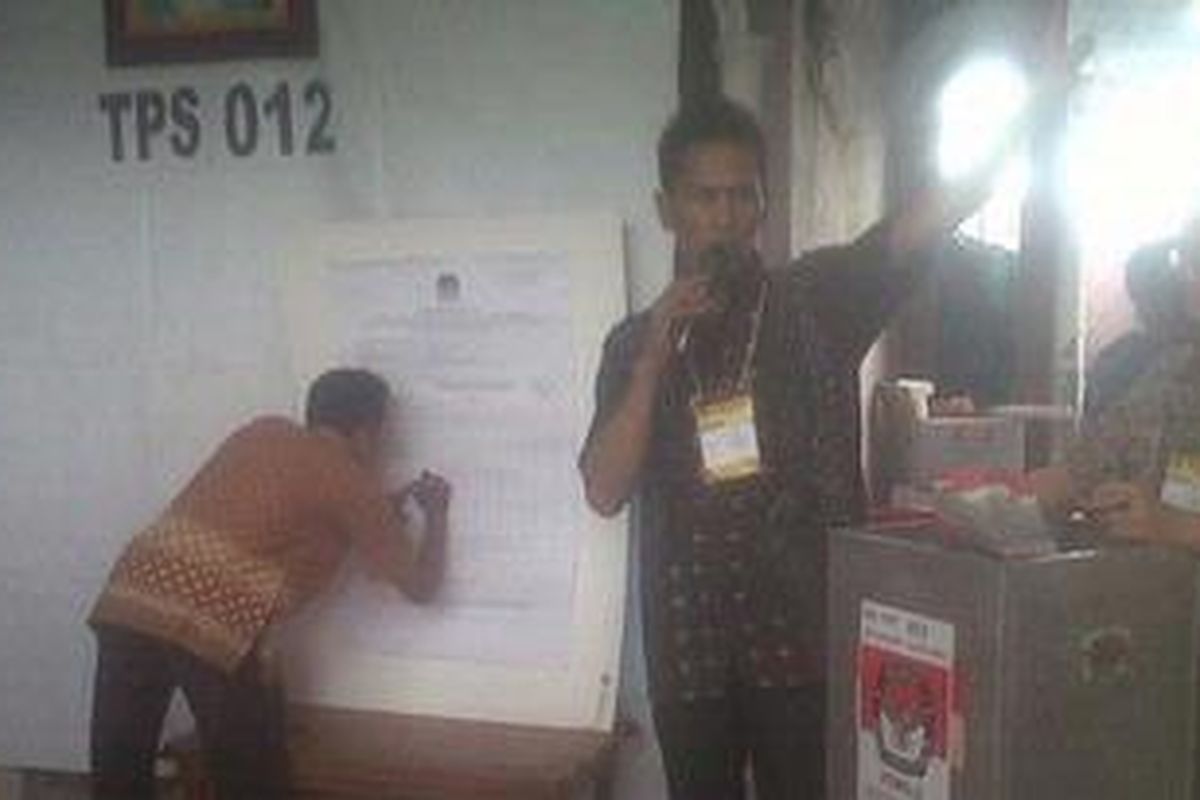 Ketua TPS 012, Abdul Latif (tengah) saat memimpin proses penghitungan suara pada Pilkada DKI Jakarta putaran kedua, Kamis (20/9/2012), di Kelurahan Pondok Bambu, Kecamatan Duren Sawit, Jakarta Timur.