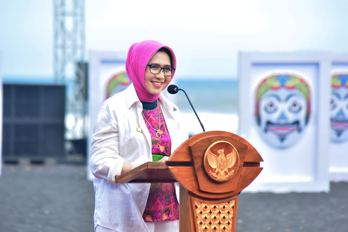 Bupati Lumajang Indah Amperawati di Pantai Watu Pecak Lumajang, Minggu (29/6/2025)