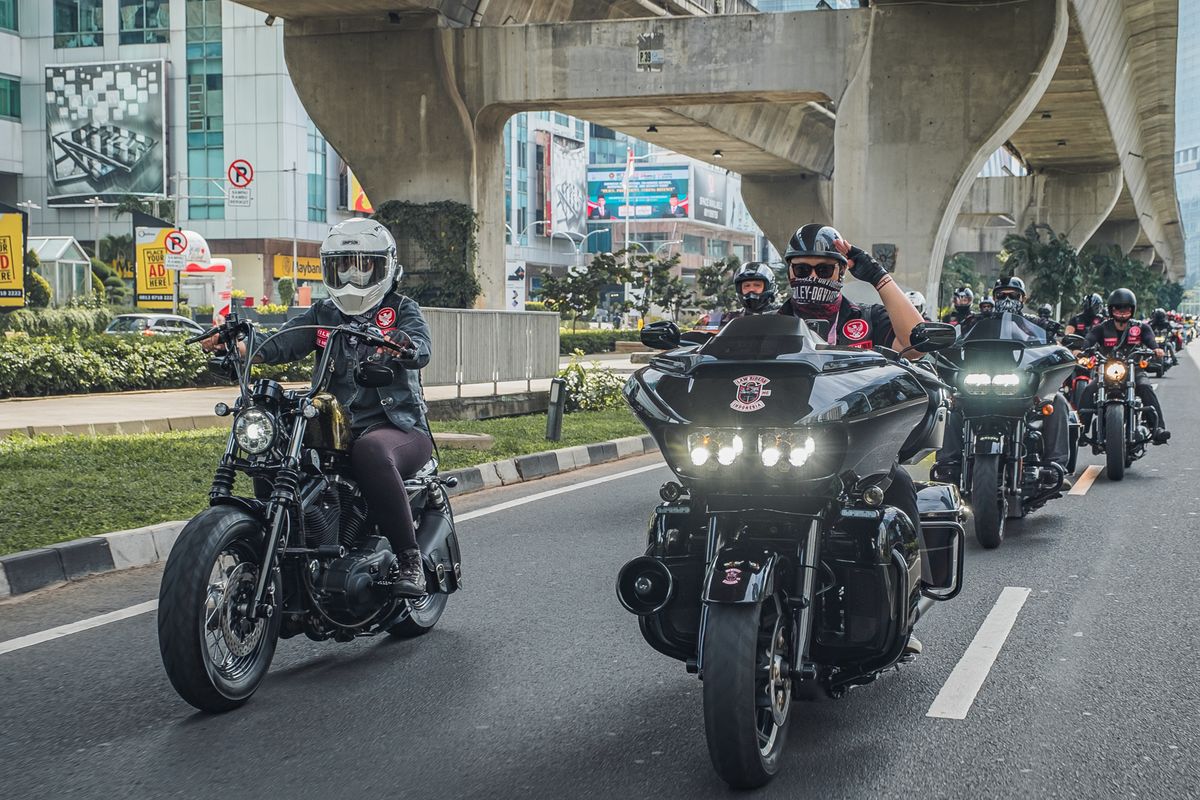 Komunitas Motor Law Riders Indonesia (Lawri) menggelar perayaan ulang tahun pertama bertema festival musik dan pro bono service 