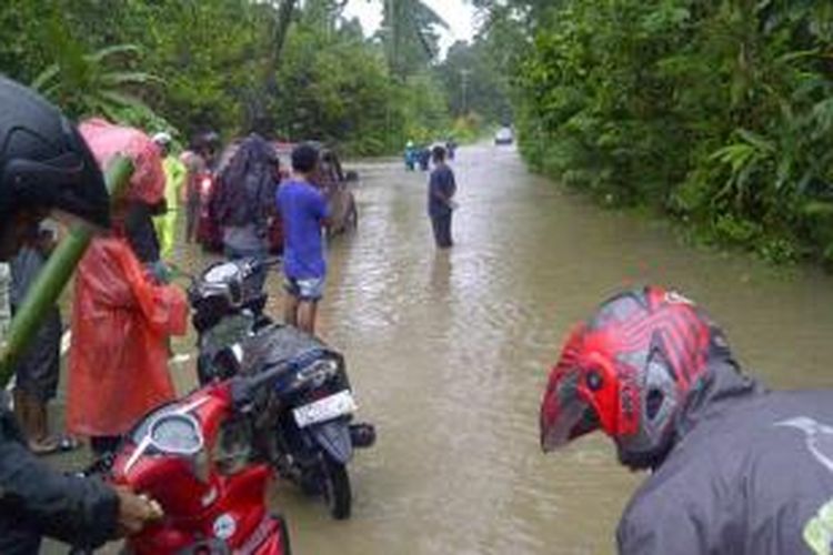 Hujan lebat sejak beberpa hari terakhir menyebabkan sungai Wai Ama di Desa Hualoy Kecamatan Amalatu Kabupaten Seram Bagian Barat, Maluku Meluap, Kamis (14/8/2014) meluap dan melumpuhkan arus lalu lintas yang menghubungkan tiga kabupaten di Pulau Seram Maluku.