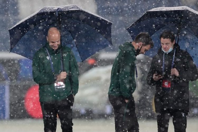 Wasit asal Inggris, Anthony Taylor, mengecek lapangan jelang pertandingan Grup F Liga Champions antara Atalanta vs Villarreal di Gewiss Stadium pada Rabu (8/12/2021). Laga Atalanta vs Villarreal harus ditunda karena hujan salju yang cukup lebat.