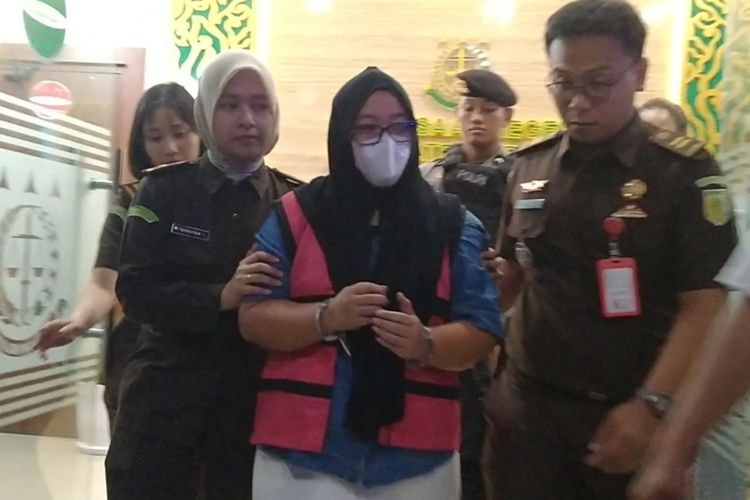 MY mantan pegawai bank pemerintah cabang Cirebon ditetapkan sebagai tersangka usai diduga korupsi Rp24,6 Milyar sepanjang tahun 2018-2025, usaii konfrensi pers di kantor Kejari Cirebon pada Rabu (2/10/2025) malam.