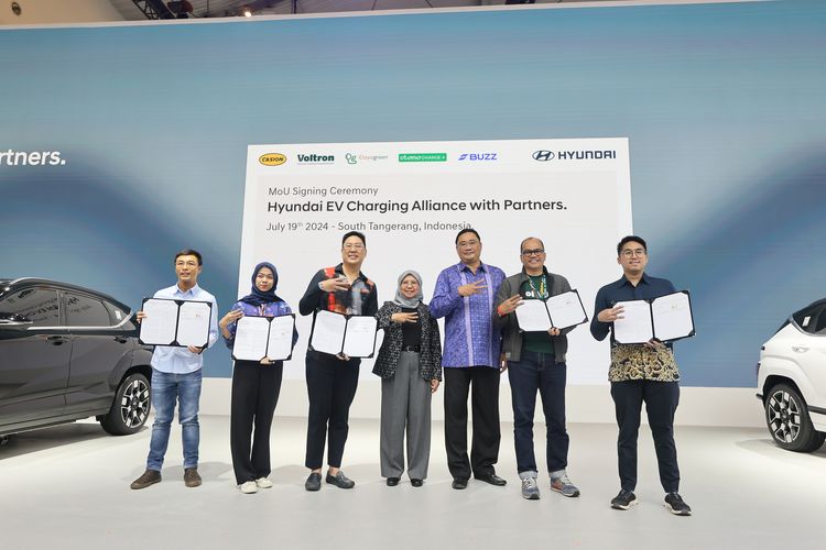 MoU Hyundai Indonesia dengan beberapa Charging Point Operator di Indonesia untuk memperluas pengadaan charging station alias Stasiun Pengisian Kendaraan Listrik Umum (SPKLU).