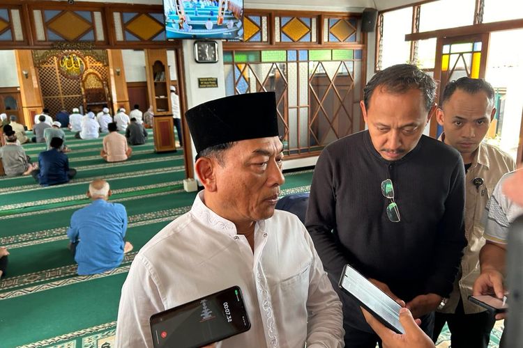 Kepala Staf Kepresidenan sampaikan keterangan pers usai melaksanakan ibadah salat Jumat di Kabupaten Malang, Jumat (26/1/2023).