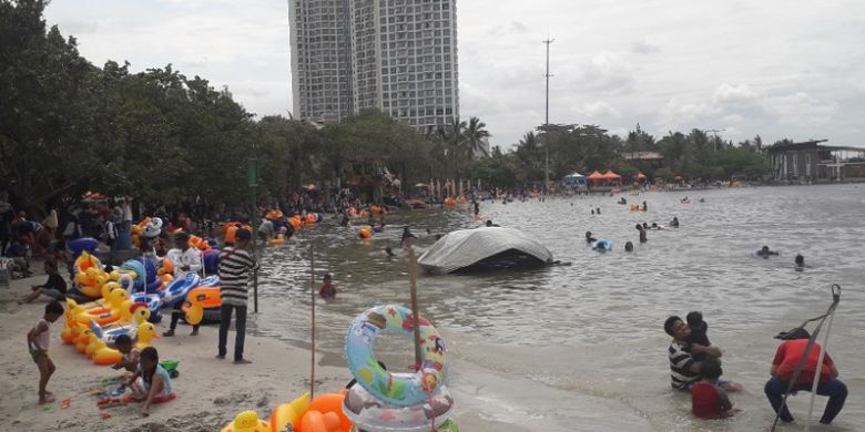 Manfaatkan Libur Natal Warga Serbu Pantai Ancol