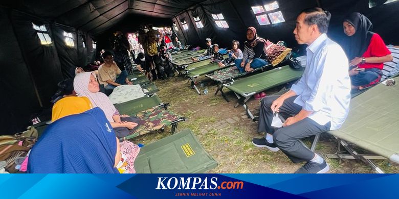 Kunjungi Tenda Pengungsi Gempa Cianjur, Jokowi Bagikan Makanan ke Anak-anak