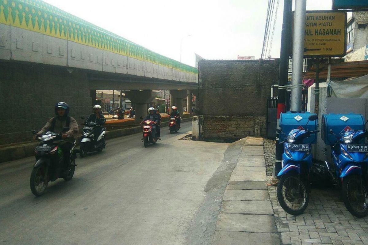 Jalan Ciledug Raya di Pesanggrahan yang belum rata pelebaran jalannya.