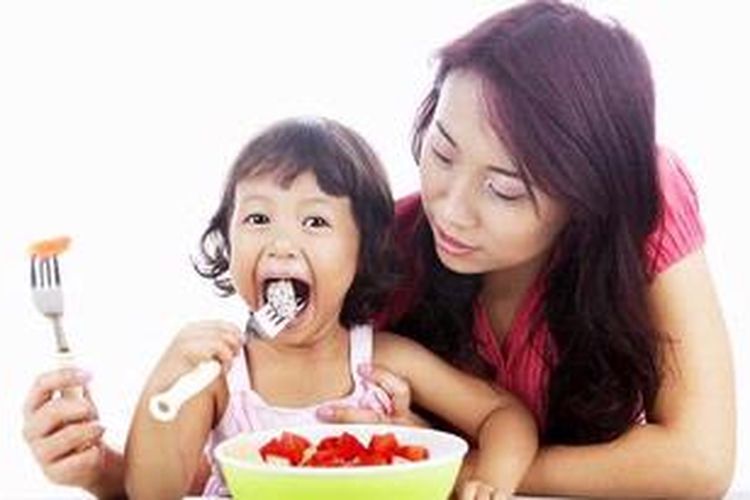 Saat anak makan, sebaiknya perhatiannya hanya ke makanan atau ayah dan ibunya, bukan televisi.