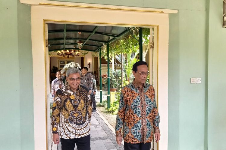 Ketua KPK (Kiri) Saat bertemu dengan Gubernur DIY Sri Sultan HB X di Kantor Gubernur DIY, Kompleks Kepatihan, KOota Yogyakarta Bahas gelaran Hakordia 2025, Selasa (28/10/2025)