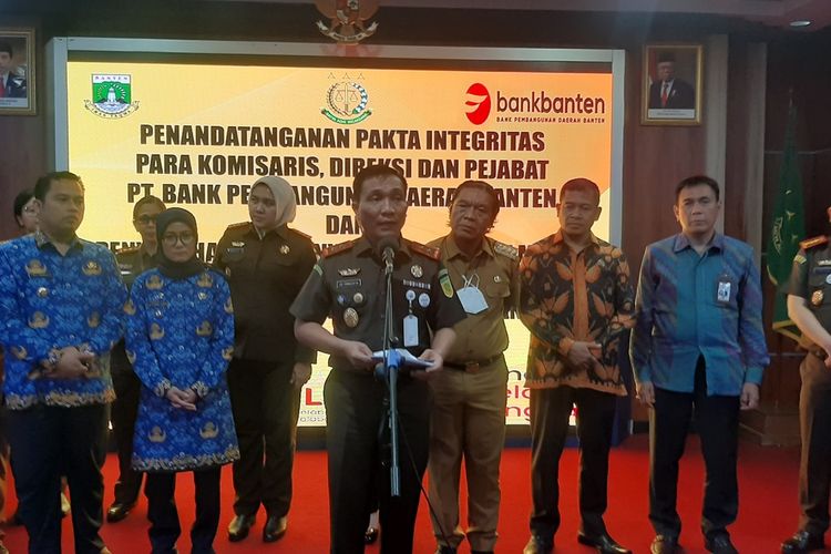 Kepala Kejati Banten Leonrad Eben Ezer Simanjuntak menyebut pihaknya menerima 43 SKK dari Bank Banten untuk selesaikan kredit macet Rp261 Miliar