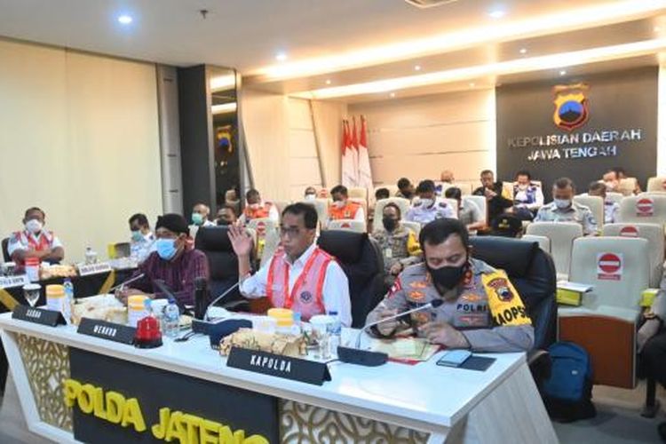 Menteri Perhubungan Budi Karya Sumadi memimpin rapat koordinasi pengendalian mobilitas di malam tahun baru dan arus balik, di Mapolda Jateng, Semarang, Kamis (30/12).