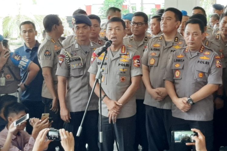 Kapolri Jenderal Polisi Idham Azis memberi keterangan pers usai acara rilis akhir tahun di Auditorium PTIK, Sabtu (28/12/2019).
