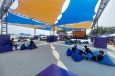 Cuaca Panas, Penonton Formula E Berteduh di Pantai Sambil Nonton Kualifikasi dari Layar Besar