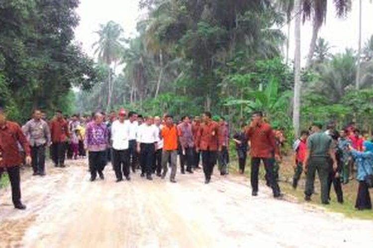 Kunjungan Presiden Joko Widodo beserta Menteri Desa, Pembangunan Desa Tertinggal (PDT), dan Transmigrasi Marwan Jafar di Desa Nagari Pakandangan, Provinsi Sumatera Barat pada Kamis (8/10/2015).
