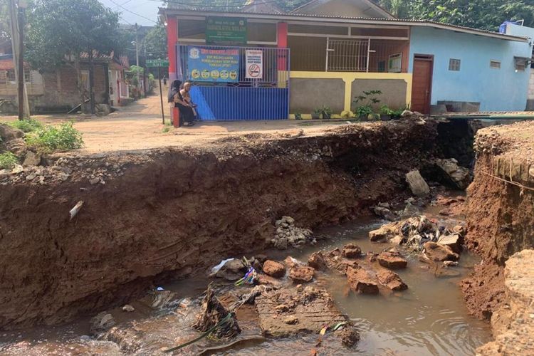 Sekolah di Bandung Barat rusak akibat banjir yang disebabkan proyek Kereta Cepat Jakarta Bandung.