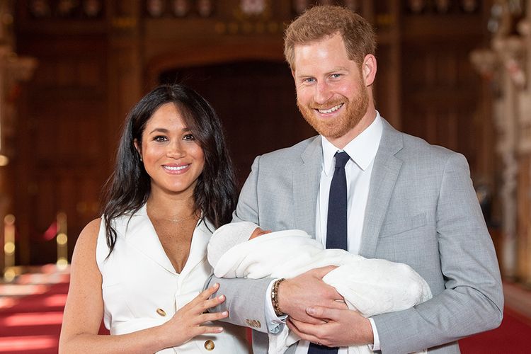 Pangeran Harry dan Meghan Markle memperkenalkan anak pertama mereka ke publik di St Georges Hall, Windsor Castle, London, Rabu (8/5/2019) waktu setempat. Anak yang mereka beri nama Archie Harrison Mountbatten-Windsor itu berada di urutan ketujuh suksesi kerajaan Inggris.