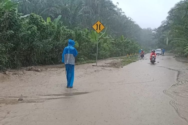 Ruas jalan lintas Seram di kecamatan Amalatu terendam banjir setelah hujan deras mengguyur wilayah tersebut, Senin (11/7/2022)