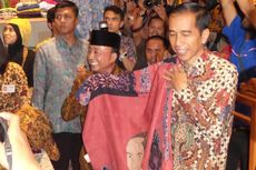 Jokowi: Masak Pakai Jas Terus...