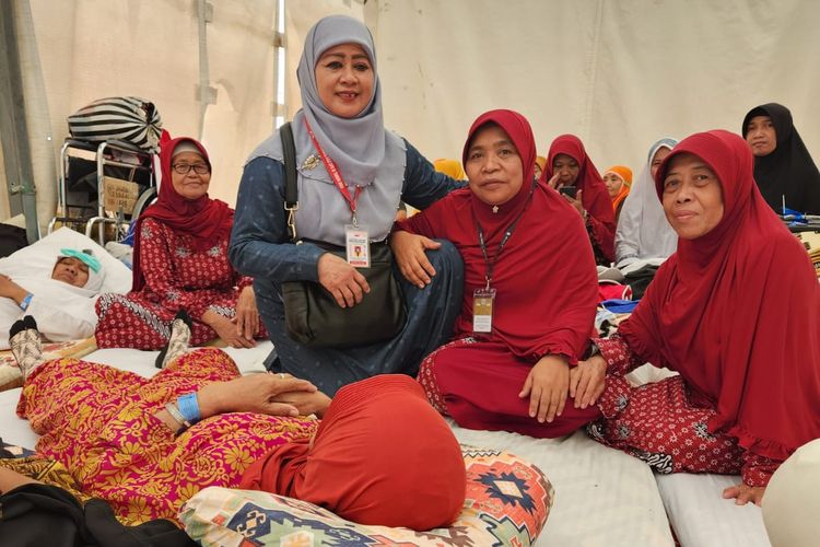 Anggota Komisi VIII DPR Endang Maria Astuti saat mengunjungi Maktab Indonesia Nomor 66-68 asal daerah Jawa Tengah, di Mina, Mekkah, Arab Saudi, Kamis (29/6/2023).