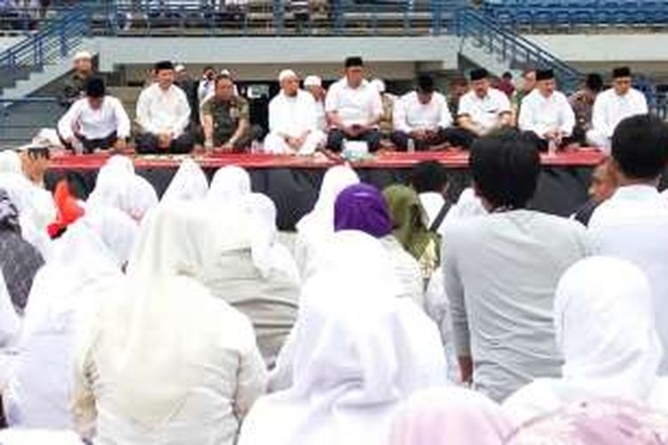 Gubernur Jawa Barat Ahmad Heryawan memimpin istigasah di Stadion GBLA Bandung, Jumat (9/9/2016). Dalam istigasah ini, ratusan peserta memohon kesuksesan pelaksanaan PON di Jabar. 