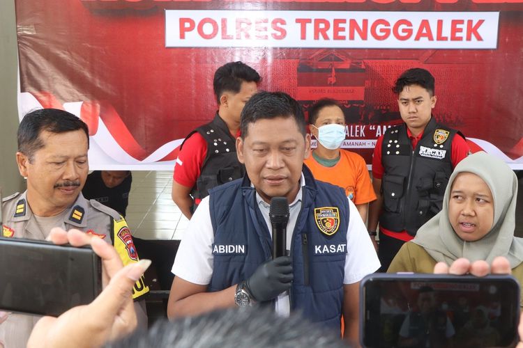 Polisi menangkap pelaku tindak pidana pencurian dan kekerasan  terhadap seorang kakek, dan merampas uang senilai Rp 14 juta di Kabupaten Trenggalek Jawa Timur, Senin (05/08/2024)