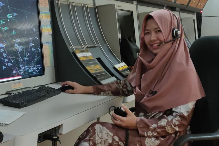 Adri Gusti Bela tengah bertugas sebagai Air Traffic Controller (ATC) di Bandara Soekarno-Hatta, Tangerang Banten.