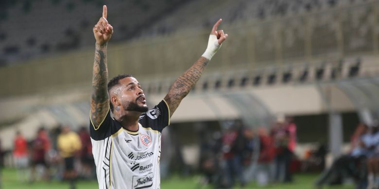 Penyerang Persija Jakarta Maxwell Souza De Lima melakukan selebrasi seusai menjebol gawang PSBS Biak pada laga BRI Super League 2025-26 di Stadion Maguwoharjo, Sleman, D.I Yogyakarta, Sabtu (18/4/2026). Persija Jakarta menang atas PSBS Biak dengan skor 1-0. ANTARA FOTO/Andreas Fitri Atmoko/bar
