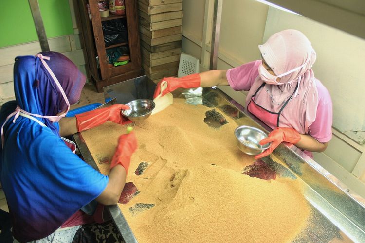 Warga Desa Semedo, Kecamatan Pekuncen, Banyumas Jawa Tengah memproduksi gula kristal atau gula semut untuk pasar ekspor.