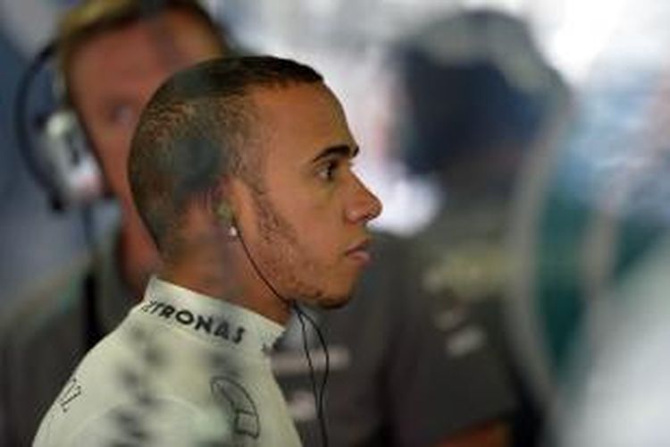 Pebalap Mercedes asal Inggris, Lewis Hamilton berada di pit saat sesi latihan bebas GP Brasil di Sirkuit Interlagos, Sao Paulo, Jumat (22/11/2013).