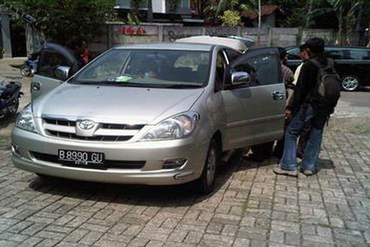 Sebuah mobil Kijang Innova bernomor polisi B 8990 GU mencurigakan ditemukan di depan pagar masuk menuju Taman Kanak Kanak Madania di Kompleks Perumahan Bogor Nirwana Residence di Kota Bogor, Jawa Barat, Kamis (22/9/2011) pagi.