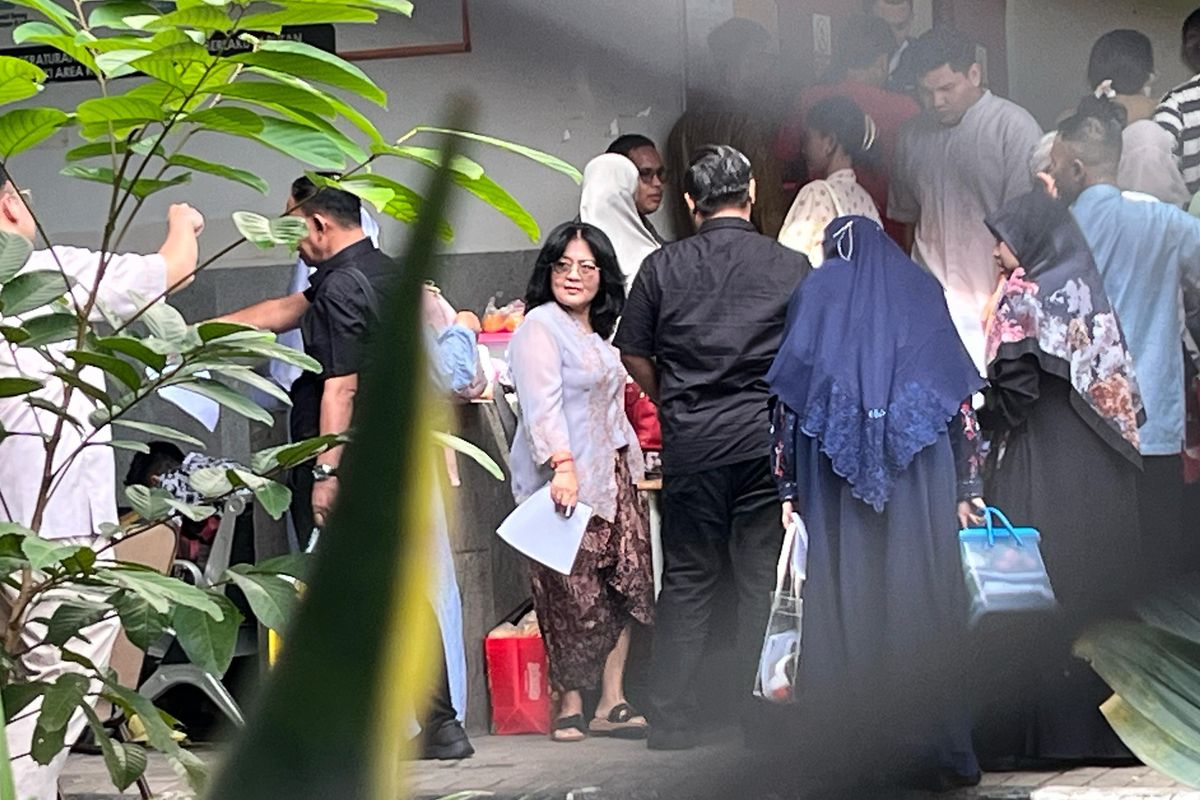 Istri Hasto Kunjungi Suaminya di Rutan KPK Pakai Kebaya Putih