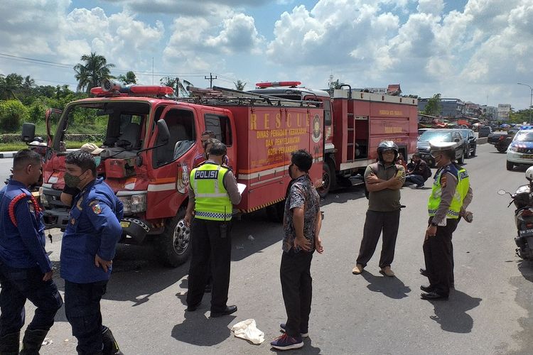 Mobil rescue dan armada pemadam kebakaran milik DPKP Kota Pekanbaru saat mengalami kecelakaan lalu lintas di lampu merah perempatan Jalan Soekarno Hatta, Kota Pekanbaru, Riau, Senin (14/6/2021).