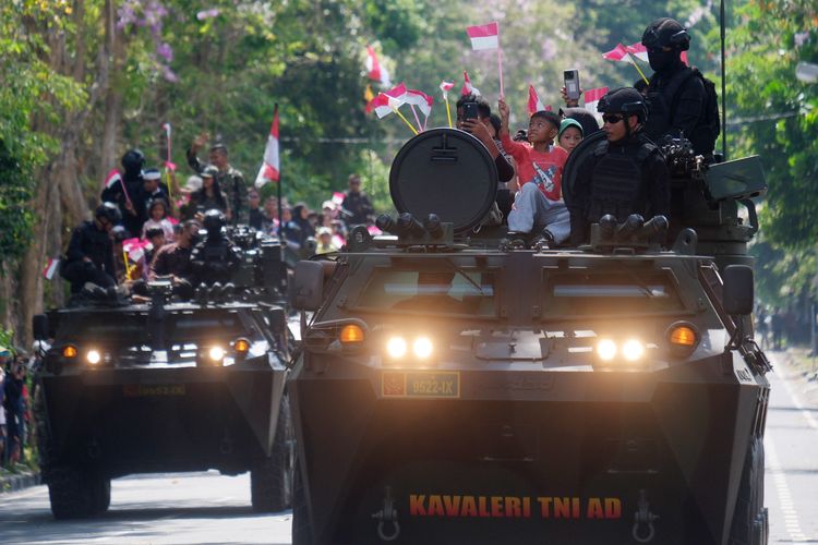 Sejumlah warga menaiki kendaraan tempur saat parade Alutsista pada peringatan Hari Ulang Tahun (HUT) ke-79 Tentara Nasional Indonesia (TNI) di Lapangan Puputan Margarana Niti Mandala, Denpasar, Bali, Sabtu (5/10/2024). Kodam IX/Udayana melaksanakan berbagai kegiatan dalam rangka memperingati HUT ke-79 TNI yakni upacara parade, demonstrasi bela diri, demonstrasi penanggulangan teror, serta defile pasukan dan Alutsista dengan mengusung tema TNI Modern Bersama Rakyat Siap Mengawal Suksesi Kepemimpinan Nasional Untuk Indonesia Maju. 