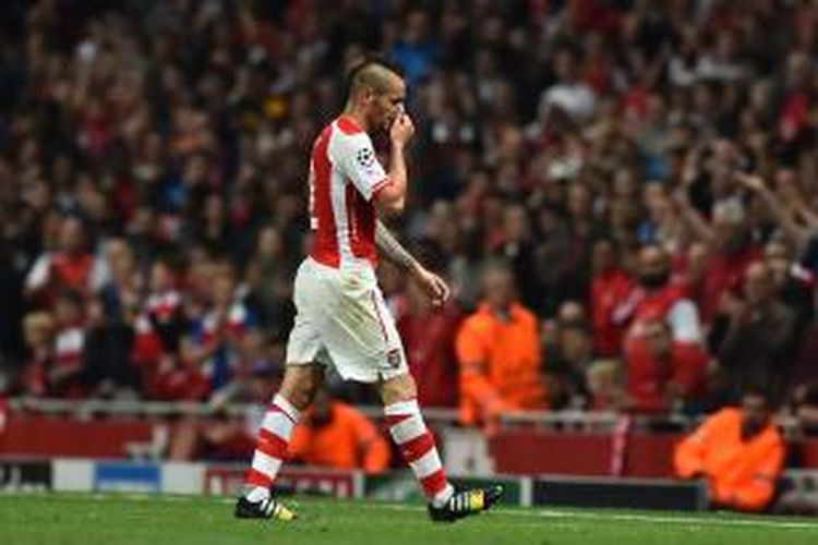 Bek Arsenal, Mathieu Debuchy, meninggalkan lapangan setelah diganjar kartu kuning kedua pada menit ke-75, pertandingan leg kedua kualifikasi Liga Champions, di Emirates Stadium, Rabu (27/8/2014).