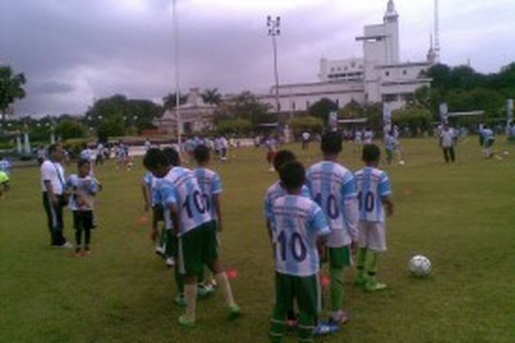 Peserta Coaching Clinic menunggu Maradona di lapangan Tugu Pahlawan Surabaya.