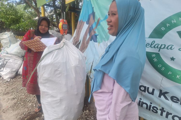 Cerita Nuryanah Jemput Sampah di Rumah Warga Demi Pulau Kelapa Bersih