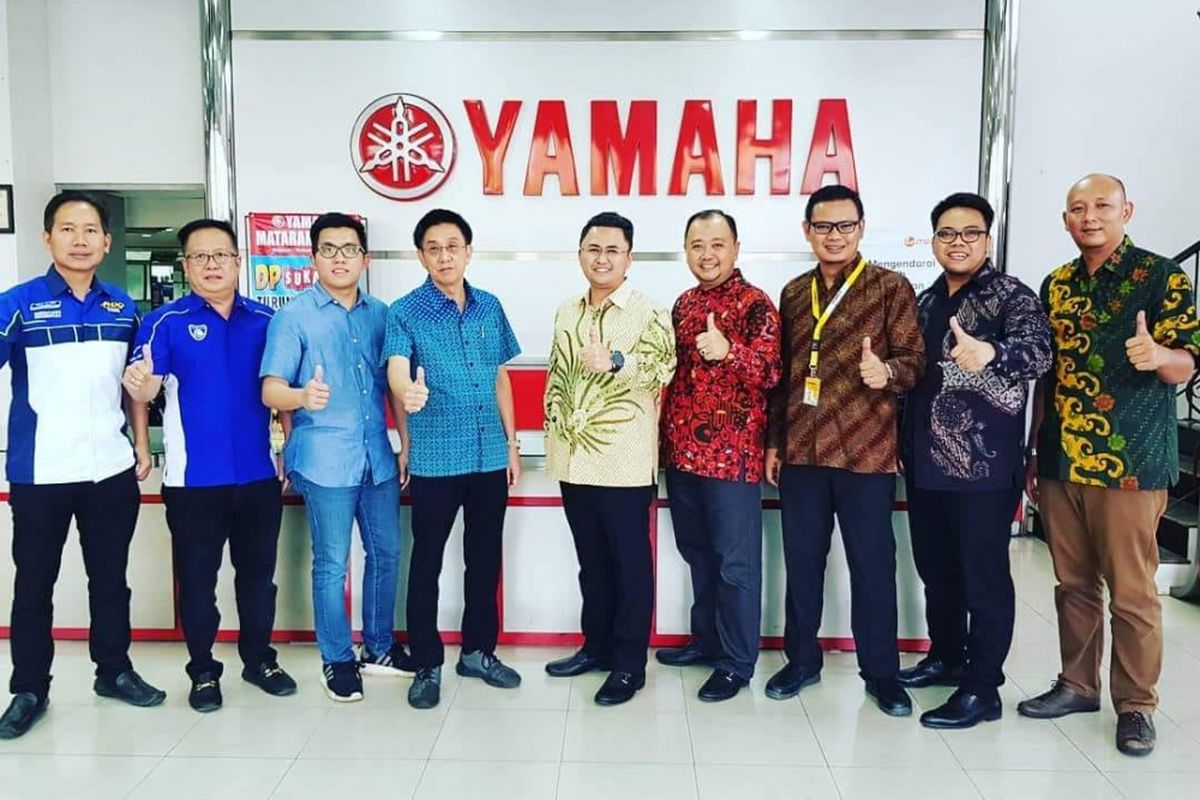 Jajaran Direksi Adira Finance menandatangai kerja sama dengan pihak Yamaha Mataram Sakti