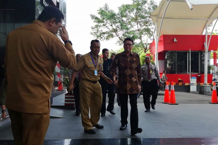 Menteri Dalam Negeri Tjahjo Kumolo mendatangi gedung Merah Putih Komisi Pemberantasan Korupsi (KPK), Selasa (4/9/2018). Ia tampak datang sekitar pukul 9.40 WIB