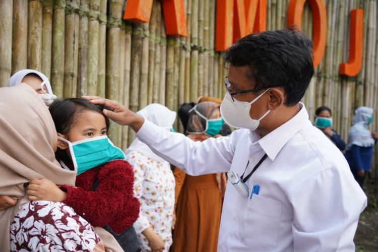 Wakil Bupati Garut memasangkan masker kepada seorang anak pengunjung tempat wisata di Garut saat memantau tempat-tempat wisata di Garut, Kamis (20/08/2020)