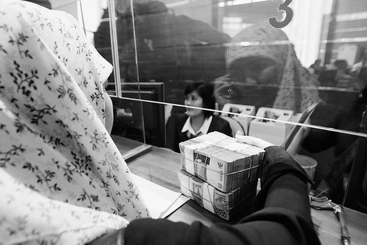 Nasabah mencairkan dana simpanannya di Kantor Pusat Bank Century, Senayan, Jakarta, yang mulai beroperasi kembali setelah diambil alih Lembaga Penjamin Simpanan, Senin (24/11). Umumnya nasabah mengalihkan simpanannya ke bank lain dan menarik tunai uang mereka meski hanya dibatasi maksimal Rp 50 juta per hari. 