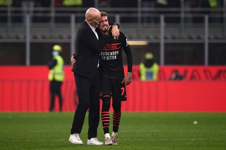Samu Castillejo menangis dan dipeluk oleh pelatihnya, Stefano Pioli, usai laga pekan kedelapan Liga Italia 2021-2022 antara AC Milan vs Verona di Stadion San Siro, 16 Oktober 2021.