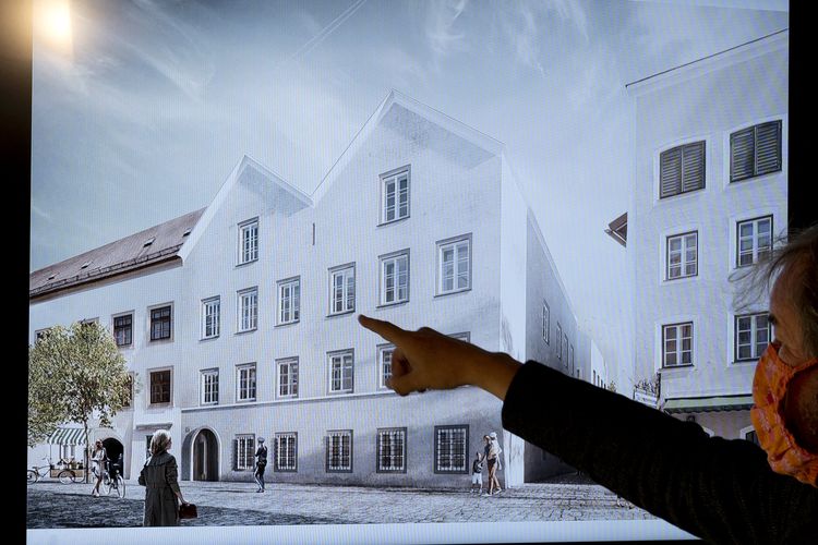 Seorang pria menunjuk gambar rencana desain ulang arsitektur tempat kelahiran Adolf Hitler saat konferensi pers di Kementerian Dalam Negeri di Wina, Austria, pada 2 Juni, 2020. 