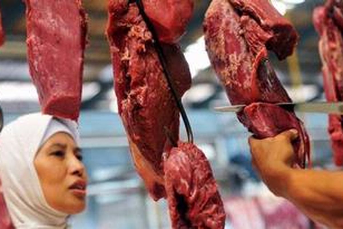 Harga daging sapi di pasar tradisional dan pasar modern di Jakarta dan sekitarnya masih tinggi, Rp 95.00 - 10.000 per kilogram, seperti di Tangerang Selatan, Banten, Senin (6/5/2013). Sejumlah pedagang mengaku harga susah turun, bahkan kemungkinan naik menjelang puasa dan Lebaran.
