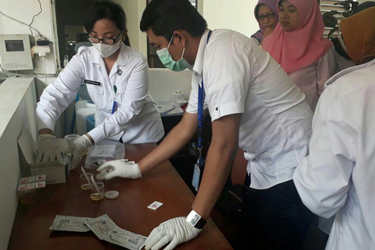 Tes urine di Pengadilan Negeri Jakarta Selatan, Senin (25/9/2017).