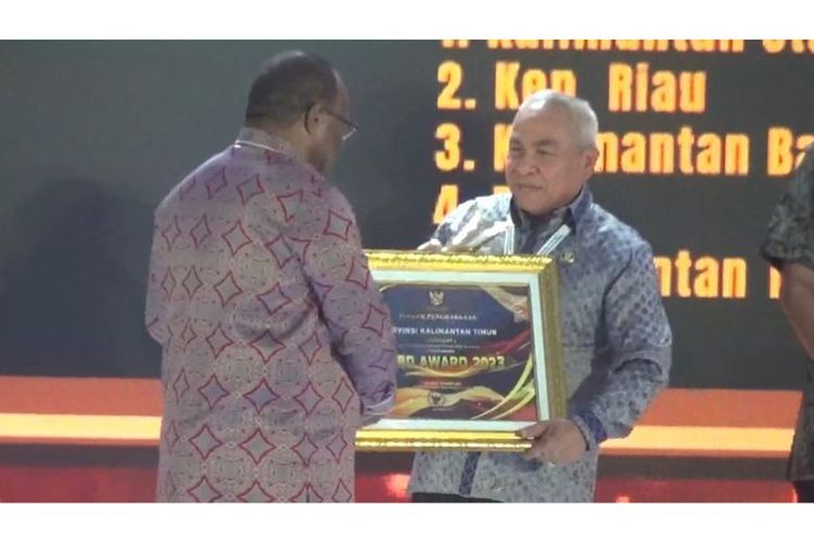 Gubernur Kalimantan Timur Isran Noor menerima penghargaan APBD Award 2023 yang diraih Pemprov Kaltim 