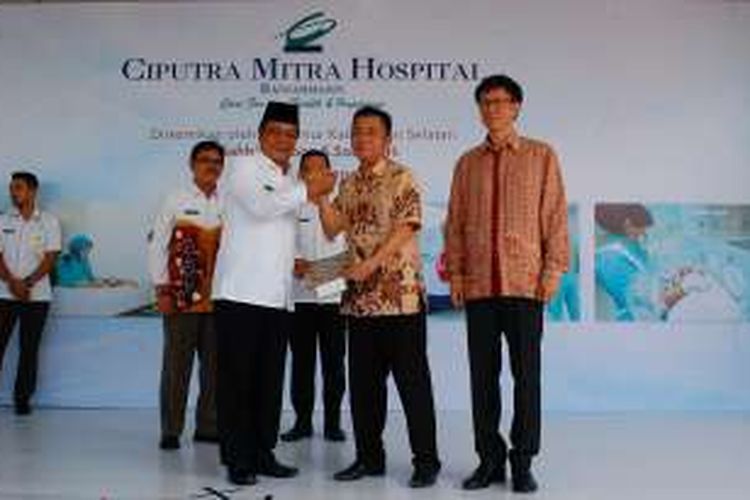 Gubernur Kalimantan Selatan Sahbirin Noor (kiri), menyerahkan sertifikat iziin Operasi Ciputra Mitra Hospital Banjarmasin kepada Direktur Utama PT Ciputra Mitra Medika Wiranata Halim (tengah), pada peresmian Ciputra Mitra Hospital Banjarmasin, Rabu (16/11/2016).
