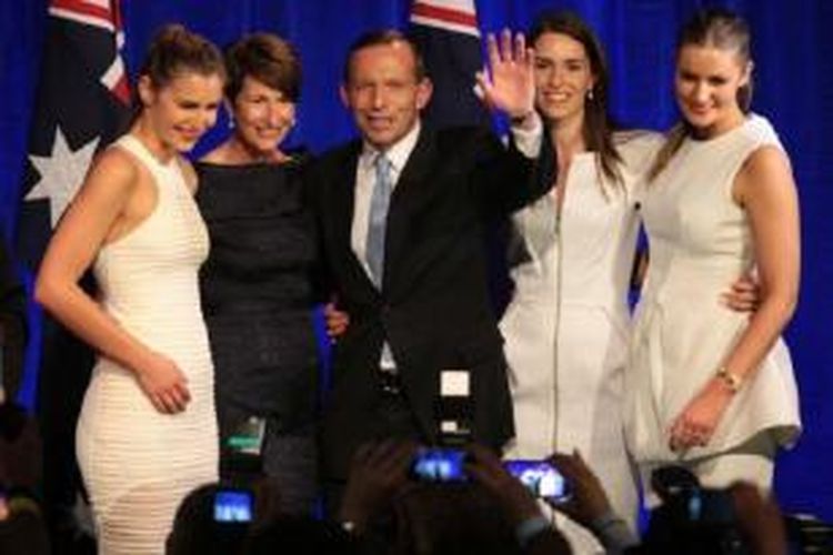 Perdana Menteri Tony Abbott bersama istrinya Margie dan ketiga putri mereka di Sydney pada 7 September 2013.