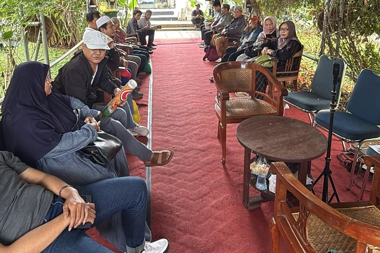 Sejumlah warga yang datang ke kediaman Gubernur Jawa Barat, Dedi Mulyadi di Lembur Pakuan, Kabupaten Subang.