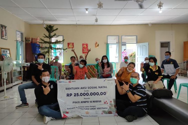  Penyerahan bantuan sosial dari Pertamina ke Panti Jompo Sumarah, Palembang, Kamis (24/12/2020). 