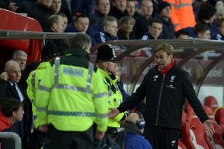 Petugas Kepolisian menghampiri Juergen Klopp yang meluapkan kemarahannya  saat Liverpool bertandang ke markas Sunderland pada lanjutan Premier League, Rabu (30/12/2015).